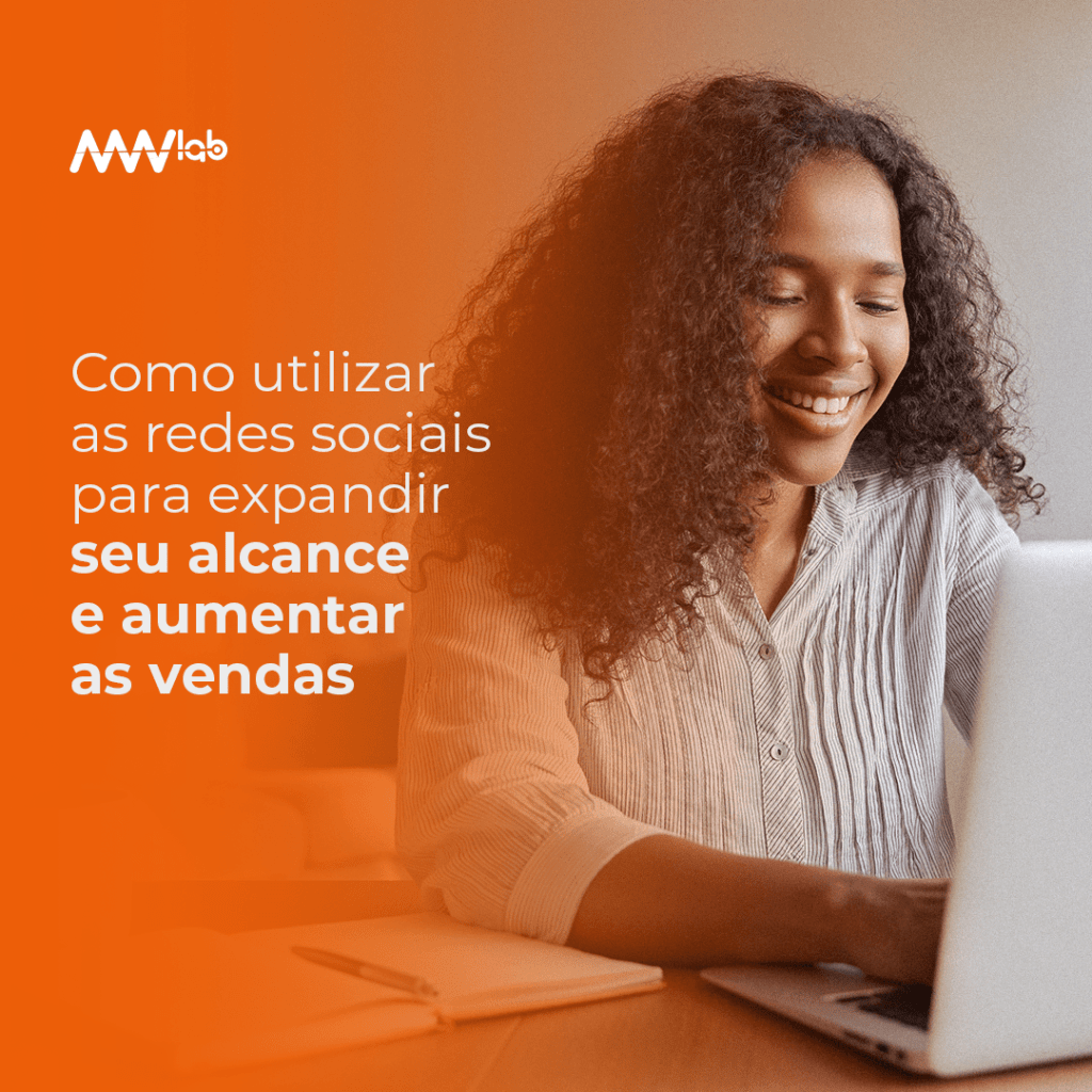uma foto de uma mulher negra escrevendo e olhando para o notebook com uma frase destacada: Como utilizar as redes socais para expandir seu alcance e aumentar suas vendas.